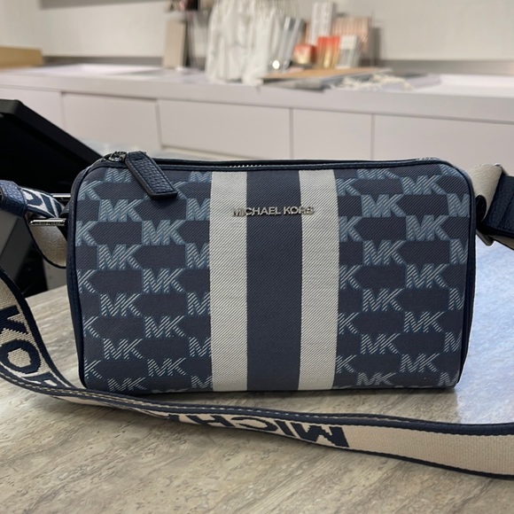Michael Kors Men’s Women’s Cooper mini duffle xbody NWT 
Navy Multi 

NWT - Picture 1 of 16